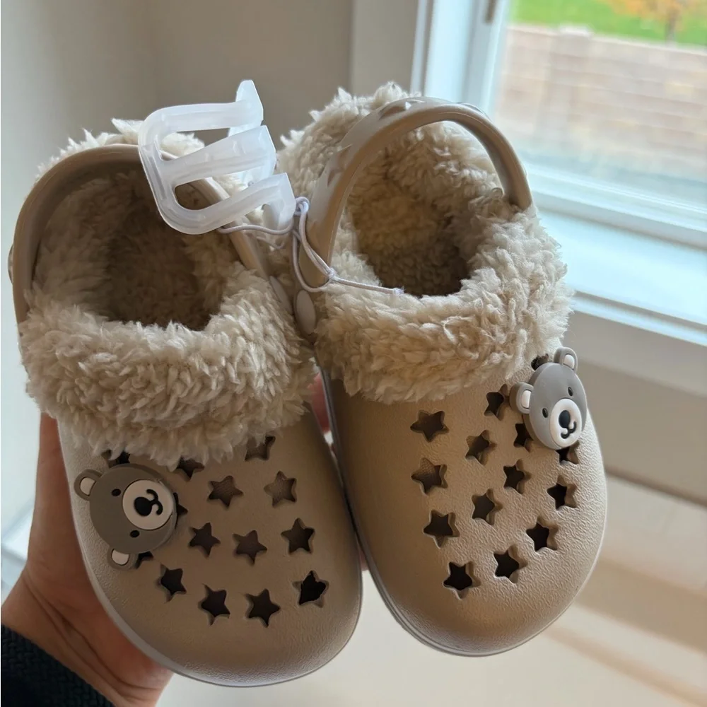 Crocs style tan‎ color Kids slippers Shoes. SIZE 6. NEW WITH TAGS